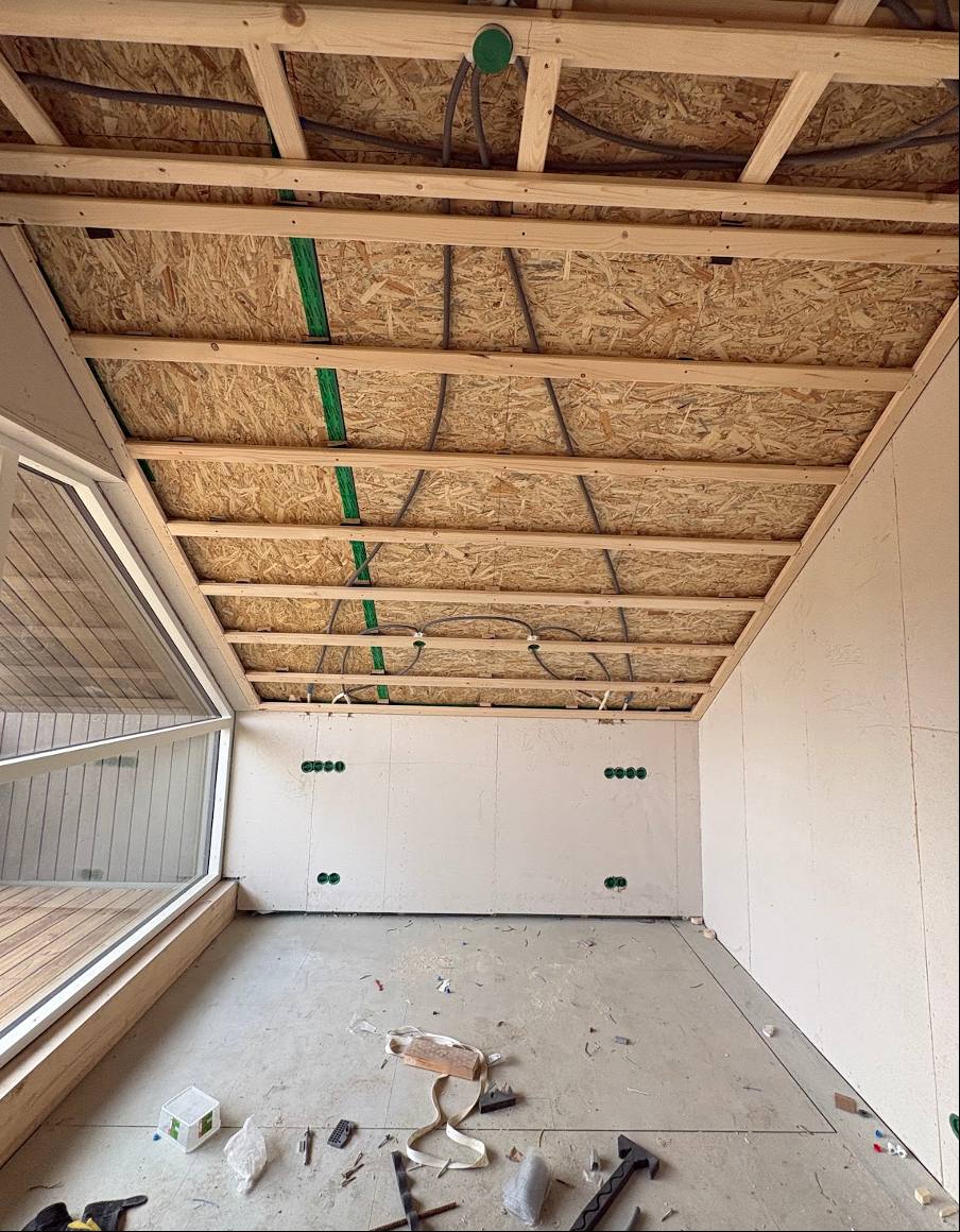 Einingarhús – loft og dósir í stofu